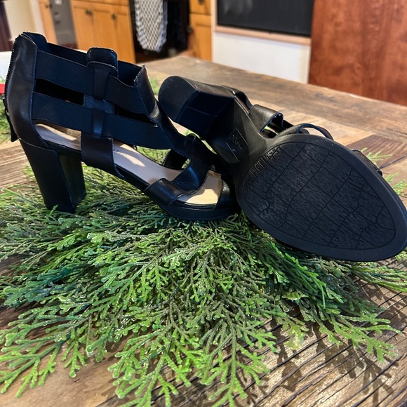 Bella Vita Sandals - Picture 3 of 4